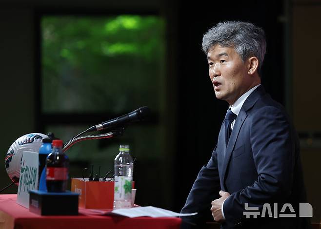[서울=뉴시스] 김진아 기자 =  대한축구협회 제55대 집행부 김승희 전무이사가 21일 서울 종로구 축구회관에서 열린 기자간담회에서 취재진의 질문에 답하고 있다. 2025.05.21. bluesoda@newsis.com