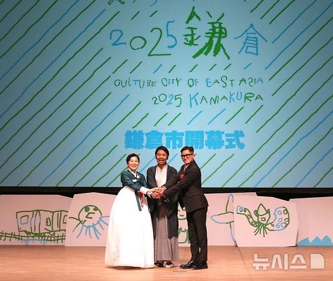 [안성=뉴시스] 김보라 안성시장(사진 맨 왼쪽)이 일본 가마쿠라시 '2025 동아시아문화도시 개막식에 참석해 기념사진을 찍고 있다.(사진=안성시 제공) 2025.05.21.photo@newsis.com