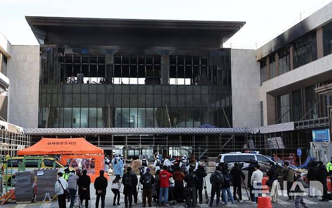 [부산=뉴시스] 하경민 기자 = 부산경찰청, 부산소방재난본부, 국립과학수사연구원, 국립재난안전원 등이 지난 2월 16일 부산 기장군 반얀트리 해운대 부산 리조트 신축 공사장 화재현장에서 화재원인을 밝히기 위한 합동감식을 벌이고 있다. 이 곳에서는 같은 달 14일 오전 10시51분께 불이 나 작업자 6명이 사망하고, 1명이 경상을 입었다. 2025.02.16. yulnetphoto@newsis.com