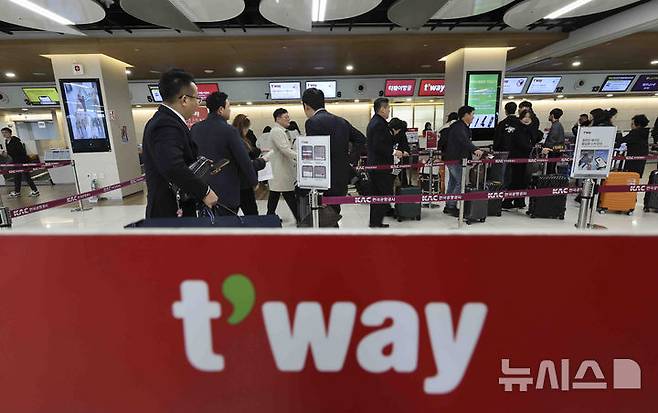 [서울=뉴시스] 김근수 기자 = 지난 2월28일 오전 서울 강서구 김포국제공항 국내선청사에서 여행객들이 티웨이 항공 창구에서 탑승수속을 하고 있다. 2025.02.28. ks@newsis.com