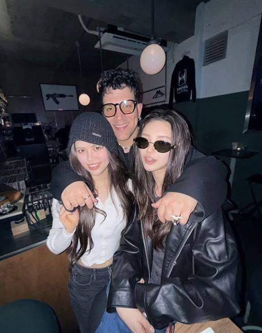 [서울=뉴시스] 미국 알앤비(R&B) 듀오 '이모셔널 오렌지스'가 21일 소셜미디어에 올린 사진. 왼쪽부터 싱어송라이터 올리비아 마쉬, 그룹 뉴진스 다니엘. (사진=이모셔널 오렌지스 인스타그램) 2025.05.21 photo@newsis.com *재판매 및 DB 금지