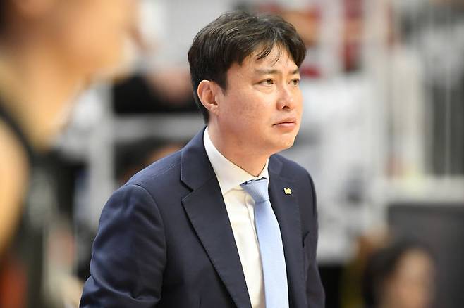 [서울=뉴시스] 프로농구 수원 KT의 송영진 감독. (사진=KBL 제공)