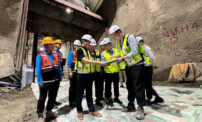 [서울=뉴시스] 한문희 코레일 사장(가운데)은 21일 오전 천안아산역 인근 신규 터널 수직구 공사 현장을 방문해 진행 현황을 점검하고 있다. 2025.05.21. (사진=코레일 제공) photo@newsis.com *재판매 및 DB 금지