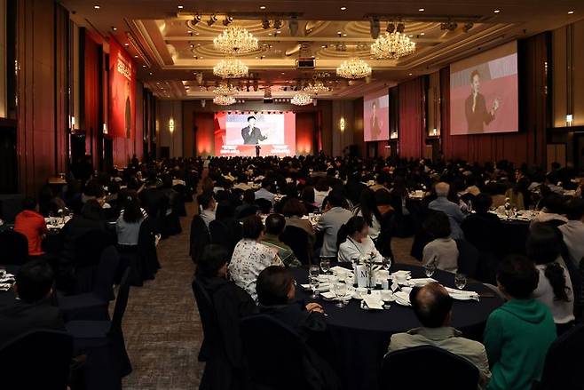 [서울=뉴시스] 롯데홈쇼핑 역시 지난달 개최한 '롯쇼페(롯데홈 쇼핑 페스타)'에서 강사 김창옥과 함께한 '김창옥쇼' 초청 이벤트를 마련했다. (사진=롯데홈쇼핑 제공) *재판매 및 DB 금지