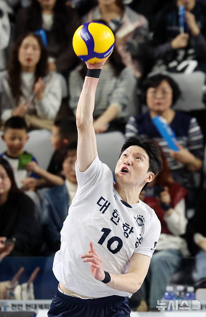 [천안=뉴시스] 김명년 기자 = 1일 오후 충남 천안시 유관순체육관에서 열린 2024-2025 V-리그 남자부 챔피언결정전 1차전 현대캐피탈과 대한항공의 경기, 대한항공 정지석이 서브하고 있다. 2025.04.01. kmn@newsis.com