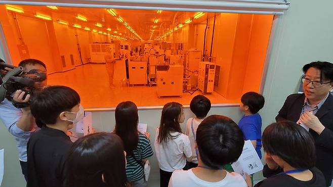 [이천=뉴시스] 박종대 기자 = 21일 오후 경기 이천시 한국세라믹기술원 반도체종합솔루션센터에서 초등학생들이 클린룸 내부 반도체 공정을 견학하고 있다. 이날 학생들은 방진복 착용 체험, 반도체 공정 시연 관찰 등을 통해 미래 과학기술에 대한 흥미를 키웠다. 2025.05.21. pjd@newsis.com *재판매 및 DB 금지