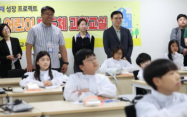 [이천=뉴시스] 임태희 경기도교육감이 21일 오후 경기 이천시 한국세라믹기술원 반도체종합솔루션센터 강의실에서 초등학생들이 '어린이 반도체 과학교실' 강의를 듣고 있는 모습을 살펴보고 있다. 학생들은 이날 클린룸 견학, 방진복 착용 체험, 실습 강의 등을 통해 반도체 공정 전반에 대한 이해를 높였다. (사진=경기도교육청 제공) 2025.05.21. photo@newsis.com *재판매 및 DB 금지