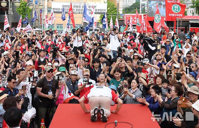 [동두천=뉴시스] 고승민 기자 = 김문수 국민의힘 대선 후보가 21일 경기 동두천시 지행역 광장을 찾아 유세 전 절을 하고 있다. 2025.05.21. kkssmm99@newsis.com
