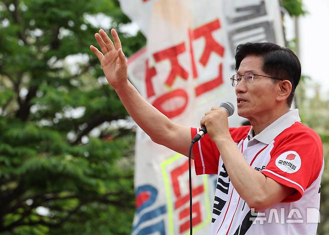 [동두천=뉴시스] 고승민 기자 = 김문수 국민의힘 대선 후보가 21일 경기 동두천시 지행역 광장을 찾아 유세하고 있다. (공동취재) 2025.05.21. photo@newsis.com