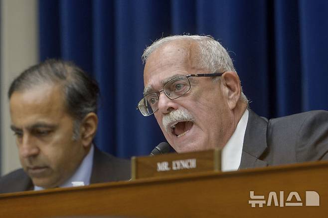 [워싱턴=AP/뉴시스]미국 의회 지한파 인사로 평가되는 제리 코널리 하원의원이 21일(현지 시간) 별세했다. 향년 75세. 사진은 지난해 7월 22일 미 워싱턴DC 국회의사당에서 열린 하원 감독위원회에서 캐널리 의원이 질의하는 모습. 2025.05.21.