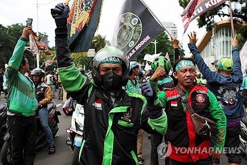 인도네시아 오토바이 기사 시위 [로이터=연합뉴스]