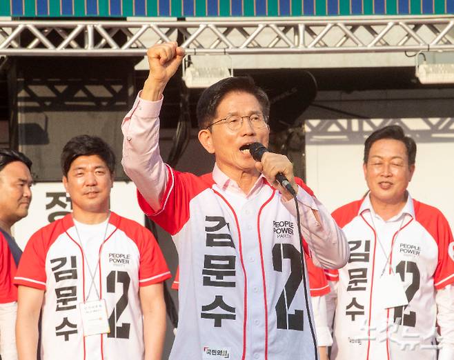 국민의힘 김문수 후보가 20일 오후 경기도 하남시 유세장에서 지지를 호소하고 있다. 황진환 기자