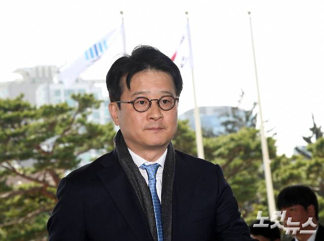이창수 서울중앙지검장이 서울 서초구 중앙지검으로 출근하며 취재진의 질문에 답하고 있다. 황진환 기자