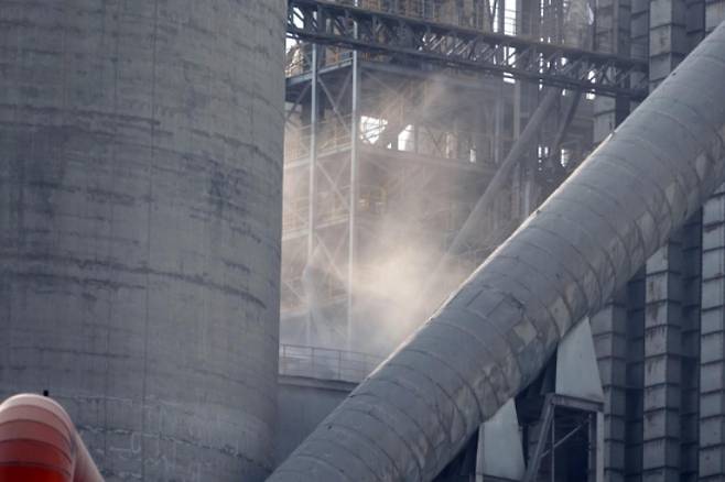 시멘트공장에서 연기가 발생하고 있다. 연합뉴스