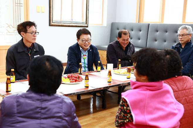 손병복 울진군수가 섬김데이 행사를 갖고 있다. 울진군 제공