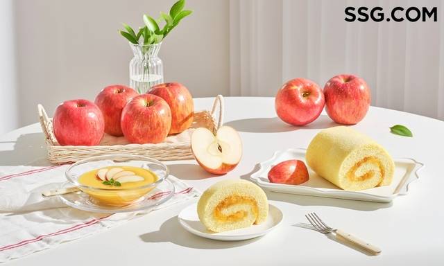 SSG닷컴은 지역경제 활성화를 위해 경북 문경 사과로 만든 롤케이크와 사과즙이 함유된 단호박 스프를 자사 쇼핑몰에서 선보인다.