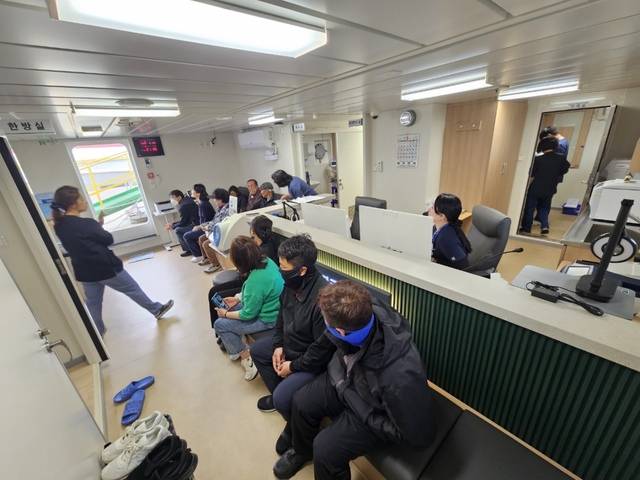 인천시가 최근 건조한 신규 병원선 ‘건강옹진호’ 내부 진료실. 인천시