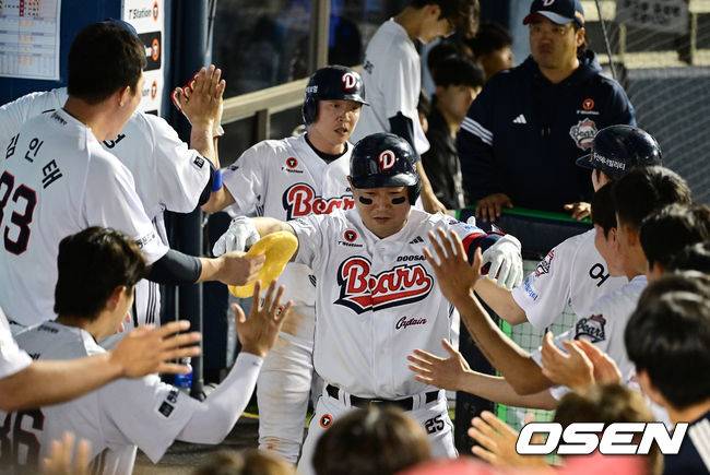 뭔가 이상함을 감지한 박석민 코치의 표정