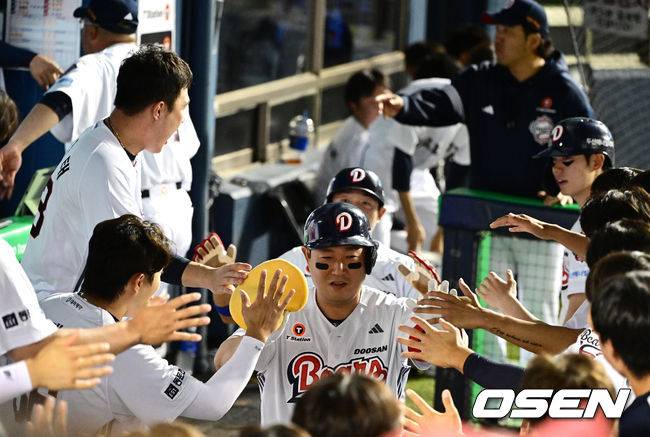 조인성 코치를 향해 손짓하는 박석민 코치