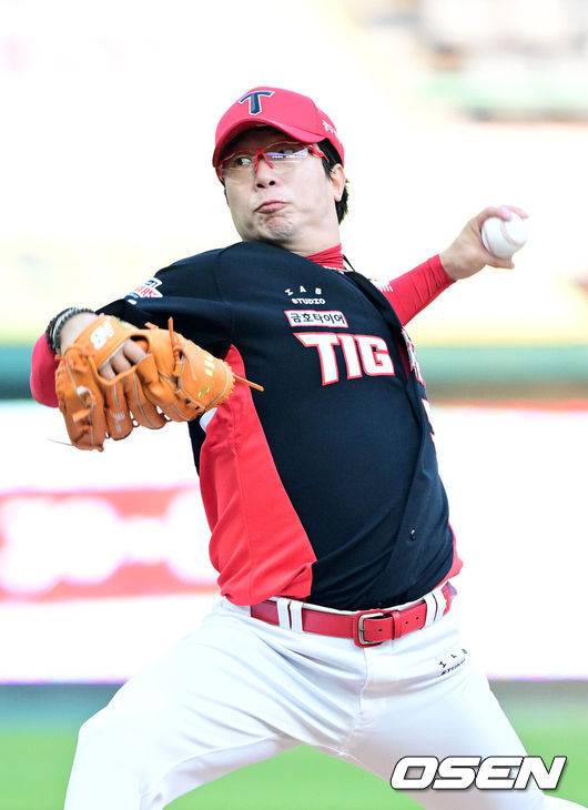 [OSEN=인천, 최규한 기자] 11일 오후 인천 SSG랜더스필드에서 ‘2025 신한 SOL Bank KBO리그’ SSG 랜더스와 KIA 타이거즈의 더블헤더 2차전 경기가 열렸다.이날 홈팀 SSG는 김광현, 방문팀 KIA는 양현종을 선발로 내세웠다.2회말 KIA 선발 양현종이 힘차게 공을 뿌리고 있다. 2025.05.11 / dreamer@osen.co.kr