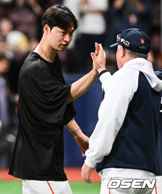 [OSEN=고척, 조은정 기자]프로야구 한화 이글스가 26년 만에 10연승에 성공했다.&nbsp;한화는 9일 서울 고척스카이돔에서 열린 ‘2025 신한은행 SOL Bank KBO리그’ 키움 히어로즈와의 경기에서 7-5&nbsp;역전승을 거두고 10연승을 질주했다. 한화가 10연승을 기록한 것은 한화가&nbsp;유일하게&nbsp;한국시리즈 우승을 차지한&nbsp;1999년 9월 24일 현대전부터 10월 5일 삼성전까지 10연승을 기록한 이후 26년 만이다.한화 엄상백, 김경문 감독이 10연승을 거두며 기뻐하고 있다. 2025.05.09 /cej@osen.co.kr