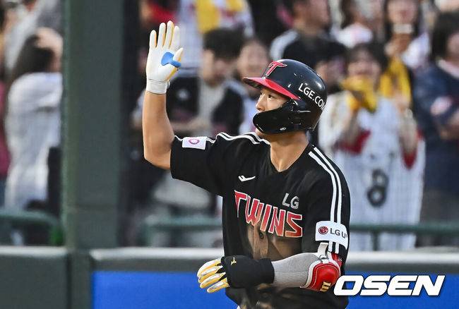[OSEN=부산, 이석우 기자] 20일 부산 사직야구장에서 2025 신한 SOL 뱅크 KBO 리그 롯데 자이언츠와 LG 트윈스의 경기가 열렸다. 홈팀 롯데는 윤성빈, 방문팀 LG는 송승기가 선발 출전했다.LG 트윈스 송찬의가 2회초 무사 만루 좌월 만루 홈런을 치고 하이파이브를 하고 있다. 2025.05.20 / foto0307@osen.co.kr