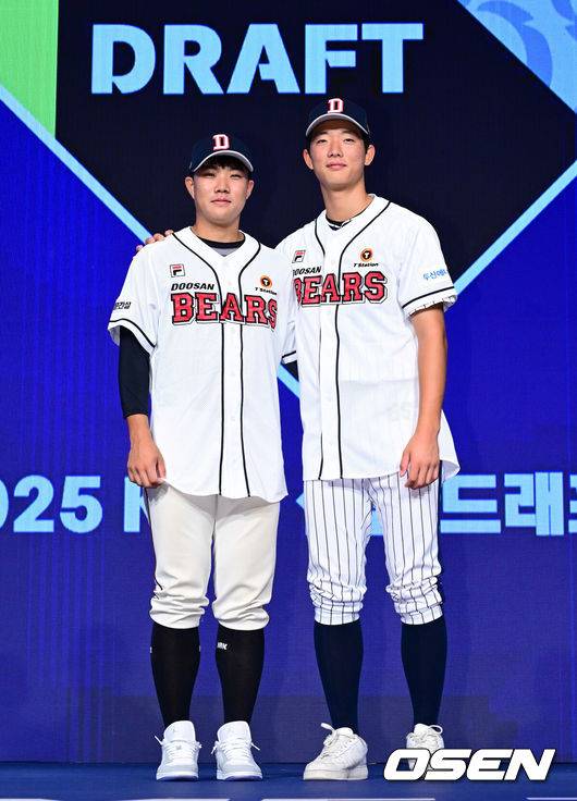 [OSEN=지형준 기자] 11일 오후&nbsp;서울 잠실 롯데호텔 월드에서 2025 KBO 신인 드래프트가 열렸다.2025 KBO&nbsp;신인 드래프트는 전면 드래프트 방식으로 진행된다. 지명은 1라운드부터 11라운드까지 이뤄지며, 2023년도 구단 순위의 역순인 키움-한화-삼성-롯데-KIA-두산-NC-SSG-KT-LG 순서로 실시된다.두산에 지명된 박준순, 최민석이 포즈를 취하고 있다. 2024.09.11 / jpnews@osen.co.kr