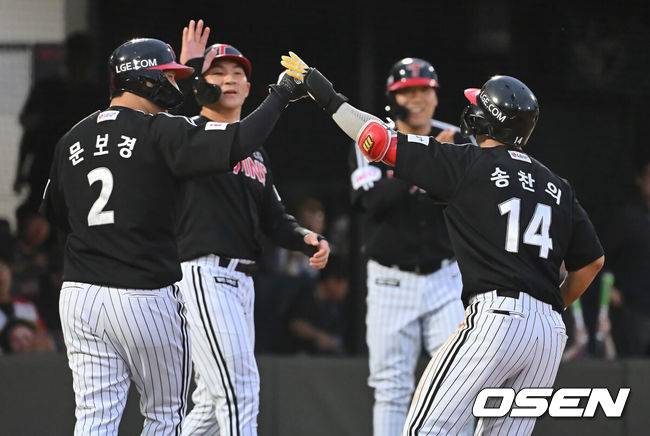[OSEN=부산, 이석우 기자] 20일 부산 사직야구장에서 2025 신한 SOL 뱅크 KBO 리그 롯데 자이언츠와 LG 트윈스의 경기가 열렸다. 홈팀 롯데는 윤성빈, 방문팀 LG는 송승기가 선발 출전했다.LG 트윈스 송찬의가 2회초 무사 만루 좌월 만루 홈런을 치고 하이파이브를 하고 있다. 2025.05.20 / foto0307@osen.co.kr