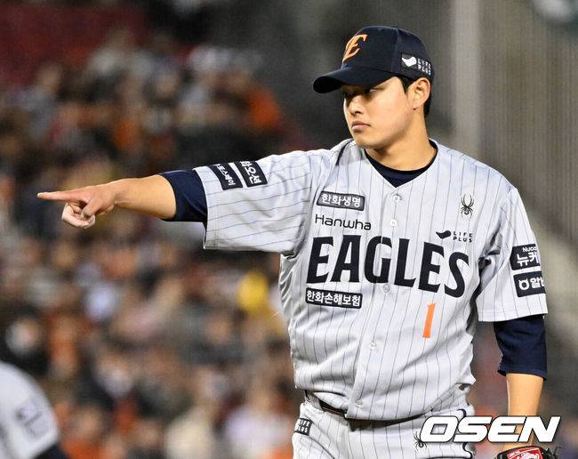 [OSEN=잠실, 이대선 기자] 27일 오후 서울 잠실야구장에서 2025 신한 SOL Bank KBO리그 LG 트윈스와 한화 이글스의 경기가 열렸다.LG는 송승기, 한화는 문동주를 선발 투수로 내세웠다.3회말 한화 문동주가 LG 홍창기를 처리하며 타구의 위치를 가리키고 있다. 2025.03.27 /sunday@osen.co.kr