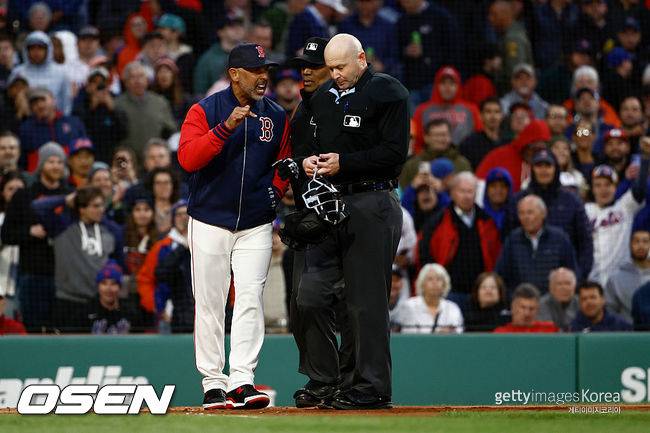 [사진] 보스턴 알렉스 코라 감독(왼쪽)이 마이크 에스타브룩 심판에게 항의하다 퇴장을 당했다. ⓒGettyimages(무단전재 및 재배포 금지)
