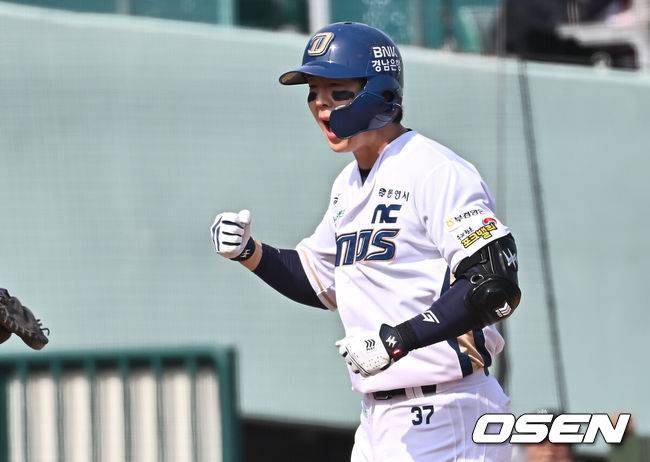 [OSEN=울산, 이석우 기자] 17일 울산 문수야구장에서 2025 신한 SOL 뱅크 KBO 리그 NC 다이노스와 키움 히어로즈의 더블헤더 1차전 경기가 열렸다. 홈팀 NC는 로건이, 방문팀 키움은 김선기가 선발로 나섰다.NC 다이노스 박건우가 5회말 무사 좌중월 동점 솔로 홈런을 치고 환호하고 있다. 2025.05.17 / foto0307@osen.co.kr