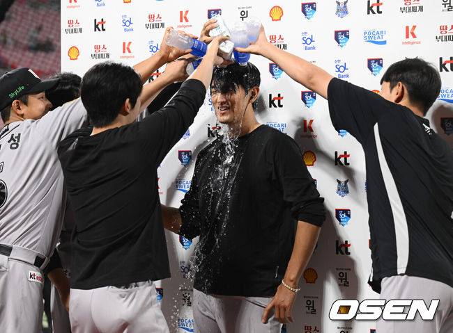 [OSEN=수원, 조은정 기자]KT가 고영표의 퀄리티스타트 플러스 명품투를 앞세워 5할 승률을 회복했다. 1회말 발생한 KIA 최원준의 포구 실책에 양 팀의 희비가 엇갈렸다.프로야구 KT 위즈는 21일 수원KT위즈파크에서 열린 2025 신한 SOL뱅크 KBO리그 KIA 타이거즈와의 시즌 5차전에서 3-1로 승리했다.&nbsp;KT 고영표가 인터뷰 중 물세례를 맞고 있다. 2025.05.21 /