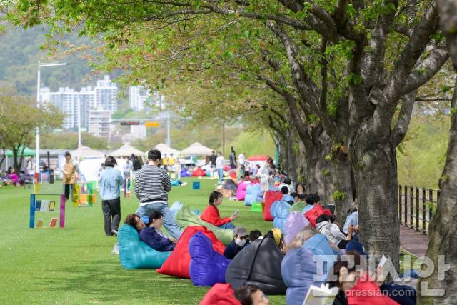 ▲그린아일랜드 야외도서관 '책을 그린 정원' 프로그램 참가자들ⓒ순천시