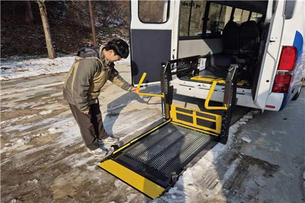 교통약자를 위한 휠체어를 실을 수 있는 셔틀버스.