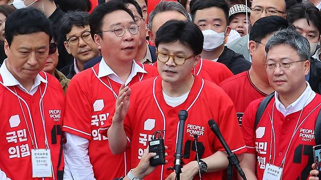 국민의힘 한동훈 전 대표가 20일 부산 수영구 광안리해수욕장에서 김문수 대선후보 지원에 나서며 시민들을 만나고 있다. 연합뉴스&nbsp;