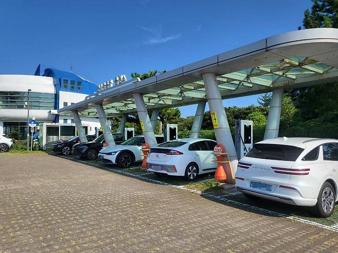 제주 서귀포시 표선해수욕장 전기차 충전소.