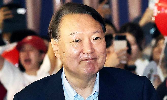 (서울=뉴스1) 박세연 기자 = 윤석열 전 대통령이 21일 오전 서울 메가박스 동대문에 영화 ‘부정선거, 신의 작품인가’ 관람을 위해 들어서고 있다. 2025.5.21/뉴스1