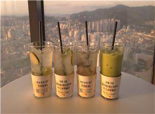 타운홀전망대 카페에서 제공하는 음료 컵홀더를 활용한 충남선관위의 대통령선거 홍보.