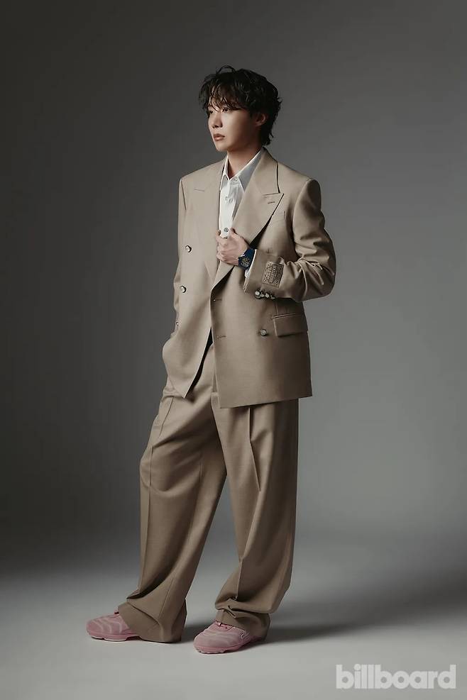 빌보드 매거진 표지를 장식한 방탄소년단(BTS) 제이홉.&nbsp; 빌보드 제공