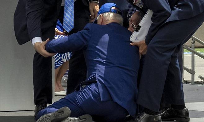 2023년 6월 당시 80세이던 조 바이든 미국 대통령이 공군사관학교 졸업식장에서 모래주머니에 발이 걸려 넘어진 직후&nbsp;경호원들의 부축을 받고 있다. 이를 두고 미국인들 사이에 바이든의 ‘고령 리스크’를 우려하는 목소리가 커졌다. AP연합뉴스