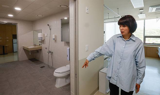 지난 4월 28일 승일희망요양병원에서 만난 박성자 승일희망재단 이사가 병실마다 마련된 대형 화장실 등을 설명하고 있다. 루게릭 환자의 경우 감염 우려가 높아 대면 접촉은 최소화하면서 병원 밖 공기를 느낄 수 있게 했다.&nbsp;최상수 기자