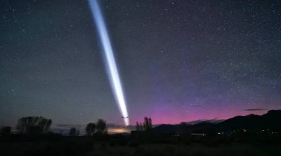 미국 현지시간으로 17일, 미국 콜로라도주 밤하늘에서 포착된 흰색 빛줄기. 사진작가 마이크 르윈스키 제공