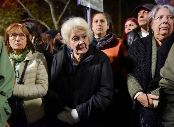 호세 페페 무지카 전 우루과이 대통령의 미망인이자 전 상원의원인 루시아 토폴란스키가 20일(현지시간) 우루과이 몬테비데오에서 열린 제30회 ‘침묵의 행진’에 참가해 군부독재 시절에 실종된 이들에 대한 진상규명을 요청했다. 로이터 연합뉴스