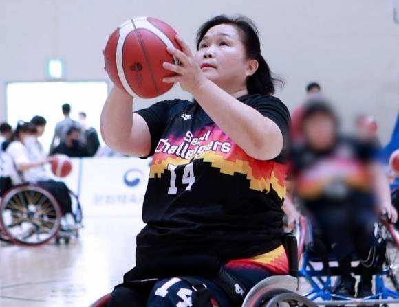 휠체어를 타고 농구를 즐기고 있는 이인숙씨의 모습. 이씨는 농구가 고립 생활에서 벗어나는데 큰 도움이 됐다고 한다. 이인숙씨 제공