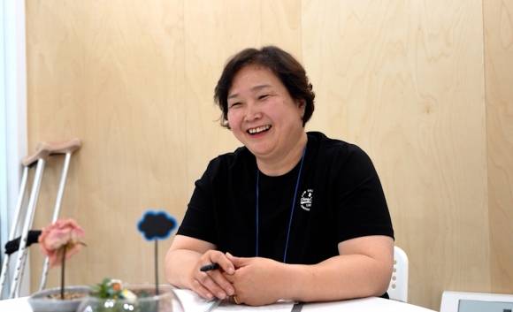 이인숙씨가 환하게 웃으며 마음편의점을 찾아온 시민들과 이야기를 나누고 있다. 2025.05.14 김용덕 인턴기자