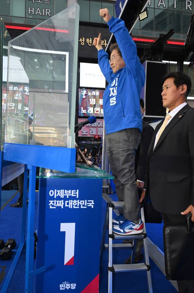 이재명 더불어민주당 대선 후보가 제21대 대통령선거 재외국민투표가 시작된 20일 경기 김포시 구래역 문화의 거리에서 유세를 하며 사다리에 올라 뒷열에 자리하고 있는 시민들에게 인사하고 있다.김포=오승현 기자 2025.05.20