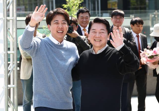 안철수 국민의힘 의원과 이준석 개혁신당 의원이 지난달 25일 경기 성남시 판교역 인근 광장에서 열린 '미래를 여는 단비토크, Ai 기술패권시대 대한민국 미래를 말하다'에서 시민들을 향해 인사하고 있다. 뉴스1