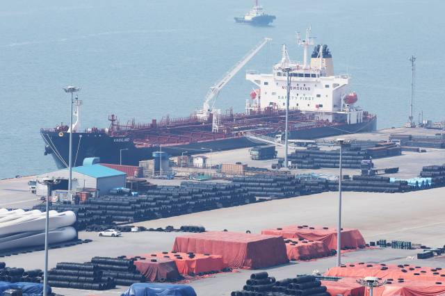 4월 3일 경기도 평택항에 철강 제품이 쌓여 있다. 연합뉴스.