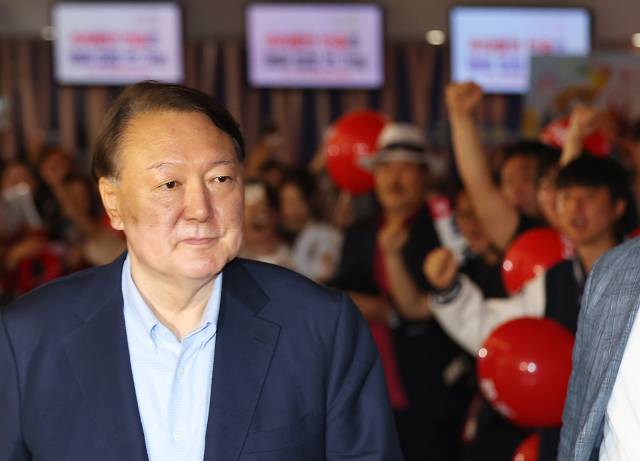 윤석열 전 대통령이 21일 서울 메가박스 동대문에서 이영돈 PD가 제작한 다큐멘터리 영화 '부정선거, 신의 작품인가'를 관람하기 위해 상영관으로 향하고 있다. 연합뉴스