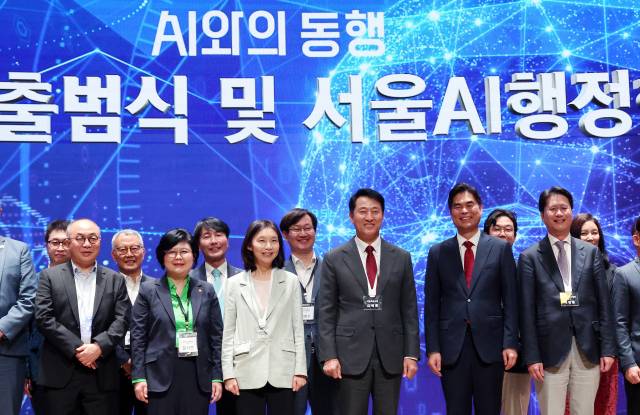 오세훈(앞줄 왼쪽에서 네번째) 서울시장이 21일 서울 중구 대한상공회의소 국제회의실에서 열린 '서울AI재단 출범식 및 서울AI행정혁신포럼'에서 AI 관련 기업과 유관기관 관계자들과 기념촬영을 하고 있다. 뉴스1